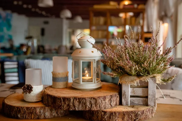 Bella decorazione elegante tavolo autunnale .white - erica rosa nel cesto autunnale. Candele e lampade. tavola elegante catering. Natura morta dettagli, accogliente concettuale.Restaurant arredamento d'interni in caldo e marrone — Foto Stock