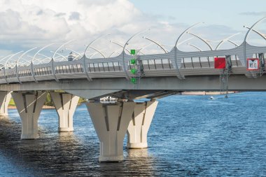 Köprünün üzerinden yüksek hızlı şekilde bakış. Yol şehrin ilçeleri bağlayın. Otoban yol çizgi. Otoban. Zsd, Batı yüksek hızlı çapı