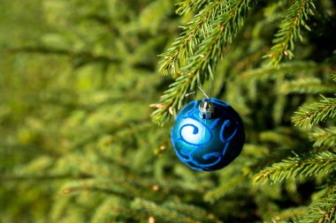 Noel arka plan mavi süslemeli. Yeni yıl partisi dekorasyon parlak topları ile. Space.Card, invitation.blue parlak Noel ball.minimalism kopyalamak.