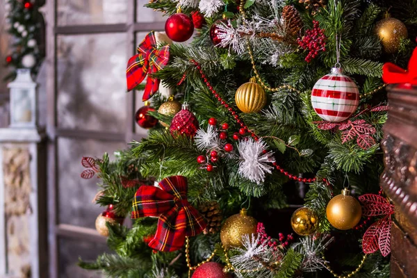 Mutlu Noeller ve mutlu tatiller. Noel için dekore edilmiş güzel bir oturma odası. Noel ağacıyla süslenmiş bir ev. Güzel süsler ve beyaz parlak ışıklar..