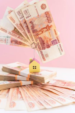 küçük ev modeli Rus ruble, Ev Alış ve satış kavramı olduğunu. Kavramı üzerinde arama ve gayrimenkul satın alma. House hunting.five bin tasarının, pembe arka plan izole.