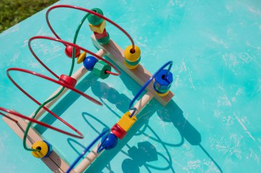 renkli boncuk bir tel labirent geleneksel oyuncak üzerinde. Çocuklar rollercoaster etkinlik labirent oyuncak boncuk. Oyuncaklar geliştirilmesi. Erken öğrenme. Uzay kopyalayın. Oyun oyuncak bebek blokları. Renkli oyuncak labirent