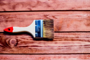 Paintbrush.Brush ve boya kullanarak bir ahşap raf vernik, leke, ahşap zemin, duvar, onarım, restorasyon kavramı. Boya fırçası ahşap masa kullanım için ev dekore edilmiştir. Ev yenileme. Kopya alanı