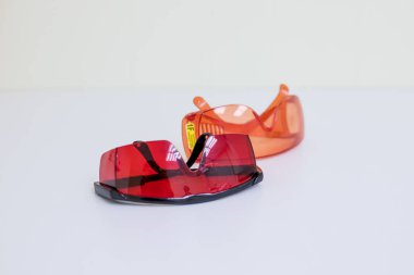 koruyucu gözlük diş hekimleri beyaz background.protective bardak izole. Space.Plastic koruyucu iş glasses.safety gözlük çapraz önlemek profesyonel, hasta Sven donanımları için kopyalama