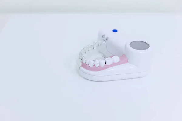 Modelo de enseñanza de aprendizaje de los estudiantes de odontología dental que muestra los dientes, raíces, encías, enfermedades de las encías, caries y plaque.Teeth modelo aislado en el fondo blanco.modelo de la mandíbula. —  Fotos de Stock