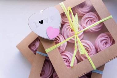 Lezzetli pembe düğün Marshmallow hearts.gift kutusu yeşil, beyaz, yumuşak pastel arka plan. Sevgililer günü, hediye düğün günün kutlu olsun. Sekiz beze kutusunda. Şeker çubuğu