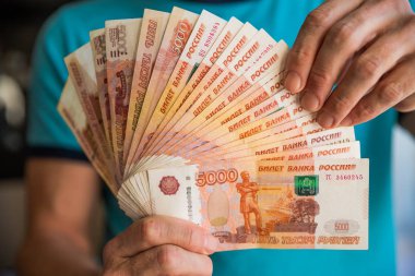 Rus banknotlarının çoğunu elinde tutan bir fanatiğin elindeki Rus rublesi. Rus rublesinin izole edilmiş beşte biri kadar para transferi.