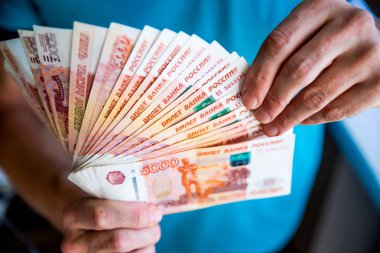 Rus banknotlarının çoğunu elinde tutan bir fanatiğin elindeki Rus rublesi. Rus rublesinin izole edilmiş beşte biri kadar para transferi.