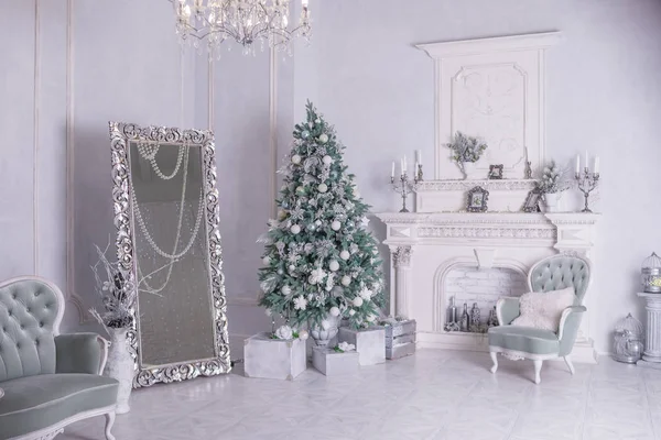 Süslü Noel ağacı ve hediye kutuları içinde yaşayan room.large beyaz bir vintage mobilya oturma odası ve hediyeler ve büyük ayna ile büyük bir Noel ağacı. Yeni Yılınız Kutlu Olsun. Noel sabahı
