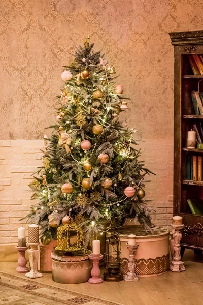 Weihnachtsdekor eines retro-stilvollen Wohnzimmers mit Vintage-Möbeln, Weihnachtsbaum und Kerzen.Frohe Weihnachten und frohe Feiertage. ein schönes Wohnzimmer für Weihnachten dekoriert. — Stockfoto