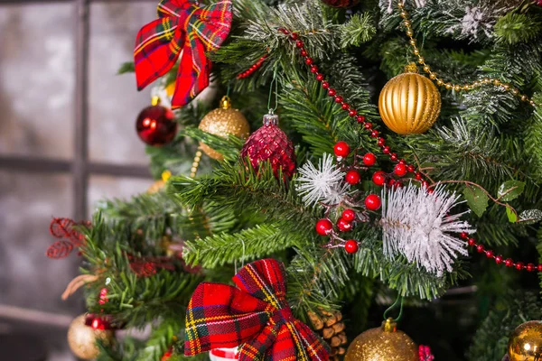 Рождественские и новогодние украшения. Безделушки висят на рождественской ёлке. Рождественский фон с гирляндами, мишурой, шаром. — стоковое фото