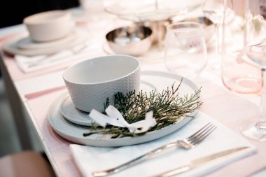 Tablo ayarı yeşil süslemeli beyaz renkte. Olay parti için tablo ayarı veya düğün. Yeşil ve beyaz renklerde dekor. Restoranda yemek hizmetleri.