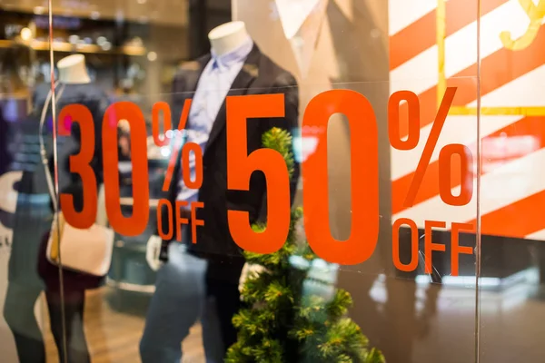 Boutique och försäljning logga. Butik skyltfönster i inlägget om sales.announcement av en femtio-procentrabatt på ett glas Visa-window.shopping och rabatt koncept. — Stockfoto