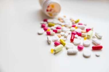 Tıp yeşil ve sarı hap veya kapsül beyaz arka plan üzerinde. Tedavi ilaç tedavisi için ilaç reçete. İlaç ilaç, tedavi sağlık için kapsayıcı içinde. Antibiyotik portre