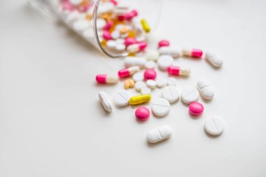 Tedavi için ilaç reçetesi. İlaç, sağlık için konteynırda tedavi. Eczane teması, kapsül hapları ve paketlerde ilaç antibiyotiği..