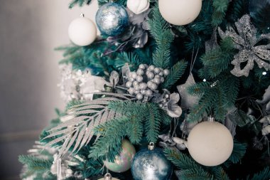 Mavi ve beyaz oyuncaklar iç ile Noel ağacı. Noel kartı ile tasarım tarzında beyaz ve mavi décor.vintage. Noel ağacı için dekor olarak büyük toplar. Kış tatil iç. Yeni Yılınız Kutlu Olsun.