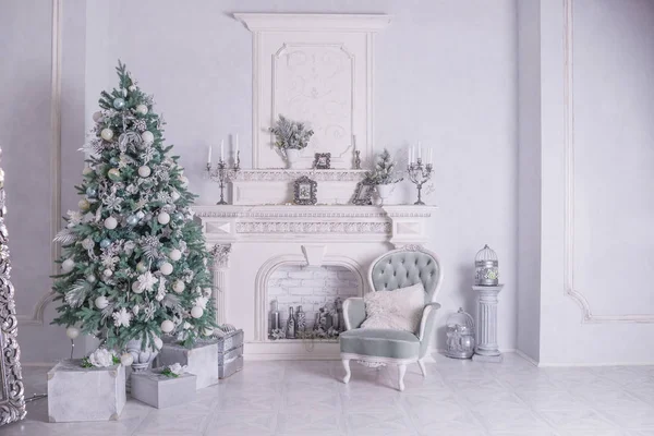 Noel tatil arka plan. Gümüş ve beyaz dekorasyon ile Noel ağacı. Güzel Noel ağacı closeup topu, holly berry, tinsel, pastel renkler ile dekore edilmiştir. Şömineli oda. Kış