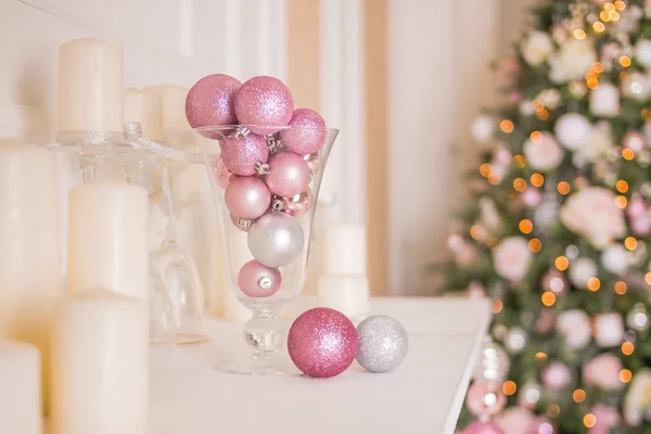 Fotografie z tradiční vánoční strom, bílé svíčky, romantická dovolená interiérového designu a růžová luxusní stříbra koule jako dekorace do vázy, restaurace výzdoba, dekorace hotelu. Vánoční trendy — Stock fotografie