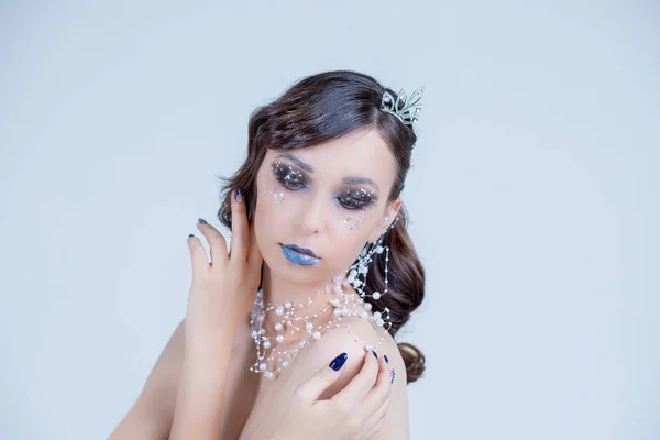 Kreativa, ovanlig närbild porträtt av Snow Queen. Kreativa vinter Makeup. Perfekta vackra flickor ansikte. Vackra jul princess. Vinter concept.manicure, pärlor, paljetter, smycken, pärlor — Stockfoto