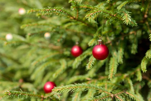 Karácsony és újév piros díszítéssel. Holiday háttér. Villogó Garland. Karácsonyfa fények, szempillantás alatt. Izzó piros díszek. Villogó Garland. Karácsonyfa Lights.Copy térben — Stock Fotó