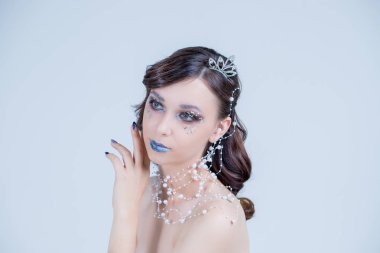 Güzellik, kozmetik ve makyaj. Büyü gibi parlak yaratıcı makyaj ile bakıyorsun. Güzel kadının yüzü mükemmel sanat ile makro çekim glitter ile telafi. Vücut sanatı. Kış parti moda kavramı. Kopya