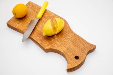 Taze limon ve soğuk algınlığı board.environmentally samimi, ekolojik products.prevention doğrama üzerine dilimlenmiş. Dilimlenmiş ve bütün limon bir bıçak ile kesme tahtası üzerinde. Kopya alanı