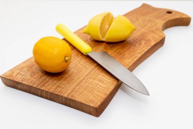 Taze limon ve soğuk algınlığı board.environmentally samimi, ekolojik products.prevention doğrama üzerine dilimlenmiş. Dilimlenmiş ve bütün limon bir bıçak ile kesme tahtası üzerinde. Kopya alanı
