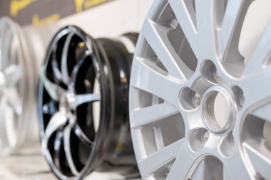 Araba max tekerlek. Magnezyum alaşımlı jant. Çeşitli alaşım jantlar deposunda, seçici focus.car bir dükkanda rafta izole isolated.car Jant jantlar. Motor Show promosyon veya araba atölye kitapçık veya el ilanı tasarımı