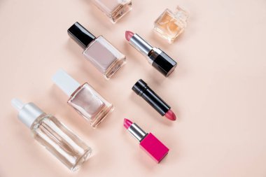 aksesuar olarak izole pastel bej arka plan profesyonel Dekoratif kozmetik ve makyaj araçlar kümesi. Güzellik, moda ve alışveriş kavramı. düz yatıyordu kompozisyon, parfümeri, kozmetik, parfüm