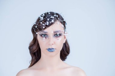 Yeni yıl için yaratıcı makyaj güzel kız. Kış portre. Parlak renkler, mavi dudaklar, zarif tasarım saç kristalleri, boncuk ve mücevher. Kavramsal sanat. Kar kraliçesi. Kız kış moda