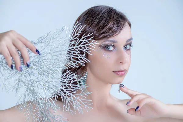 Portret kobiety z makijażu artystycznego i dżetów, koraliki, Snow Queen High Fashion portret, Crystals.Ice królowa. Niebieski manicure. Piękne dziewczyny Face.Creative zimowy makijaż i luksus manicure. Kopiowanie — Zdjęcie stockowe