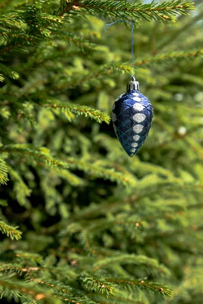 Hermosas decoraciones de Navidad de color azul colgando en el árbol de Navidad con la rama brillante glare.Christmas árbol con nieve y adorno azul. Año nuevo saludo fondo. Copiar el espacio.Vacaciones familiares — Foto de Stock