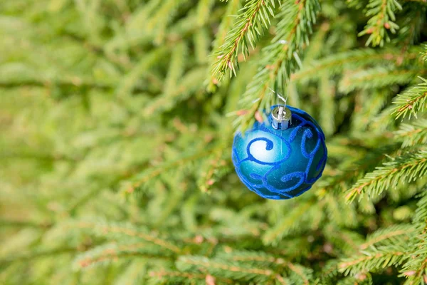 Hermosas decoraciones de Navidad de color azul colgando en el árbol de Navidad con la rama brillante glare.Christmas árbol con nieve y adorno azul. Año nuevo saludo fondo. Copiar el espacio.Vacaciones familiares — Foto de Stock