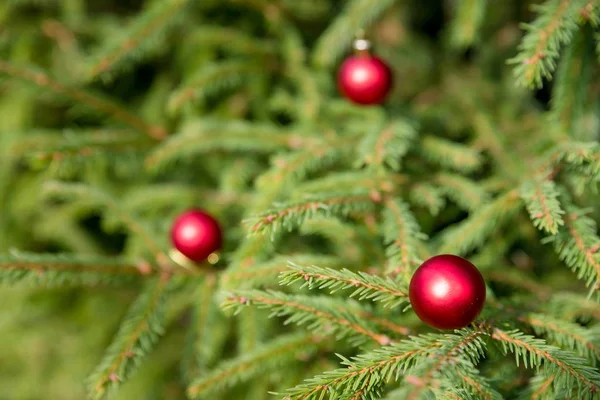 圣诞树上的红色装饰品。圣诞球饰品装饰。圣诞节和新年快乐庆典的节日装饰理念. 银白色雪花。节日最美好的祝愿概念 — 图库照片