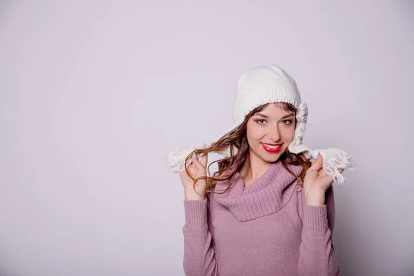 Mulher vestindo roupas quentes de inverno com chapéu de malha. Menina sorridente isolado no fundo branco.mulher bonita no inverno hat.Autumn calor.Woman sorrindo e olhar para a câmera, alegre humor alegre . — Fotografia de Stock