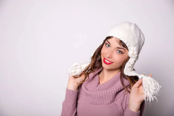 Mulher vestindo roupas quentes de inverno com chapéu de malha. Menina sorridente isolado no fundo branco.mulher bonita no inverno hat.Autumn calor.Woman sorrindo e olhar para a câmera, alegre humor alegre . — Fotografia de Stock