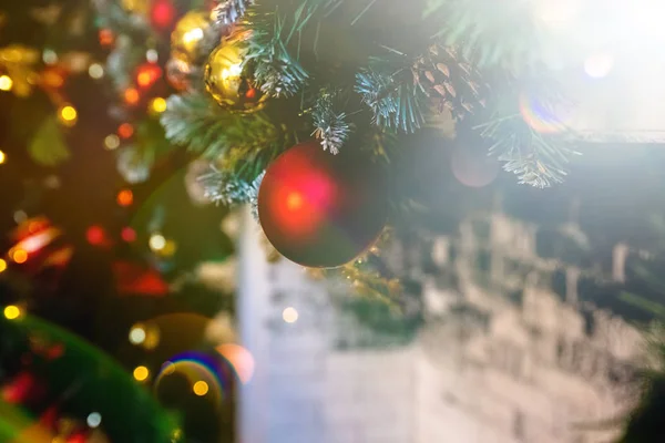 Palla di Natale rossa appesa all'albero di Natale. Arredo casa per le vacanze invernali. colorato luccicante glotter decorazione per il soggiorno. spazio Copy. Cartolina per il nuovo anno — Foto Stock