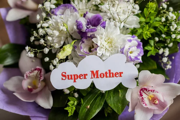 Buona festa della mamma. biglietto di auguri e bellissimi fiori. Vista ad alto angolo.Bouquet di fiori e orchidee diversi.Composizione floreale festiva — Foto Stock