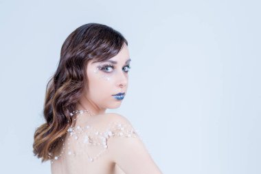 Kart takvim. Kızlar Face.Creative kış Makeup.beautiful çekici kız fantezi makyaj ve saç stili beyaz arka plan üzerinde izole. Kar saç stili ve tatil Makeup.Winter ve buz ile kız