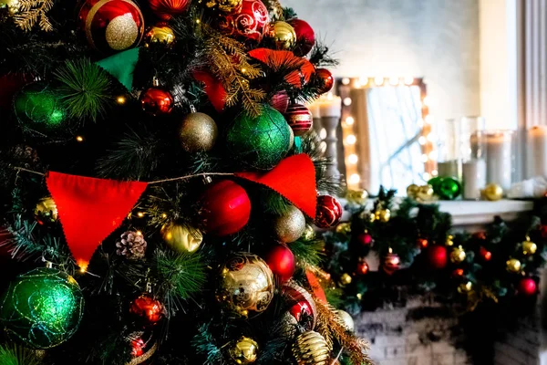 Árbol de Navidad con decoración de bolas con luz en el árbol. Navidad y Año Nuevo fondo de vacaciones. decorado brillante árbol de Navidad.Feliz Año Nuevo Decoración. Bauble en árbol de Navidad . —  Fotos de Stock