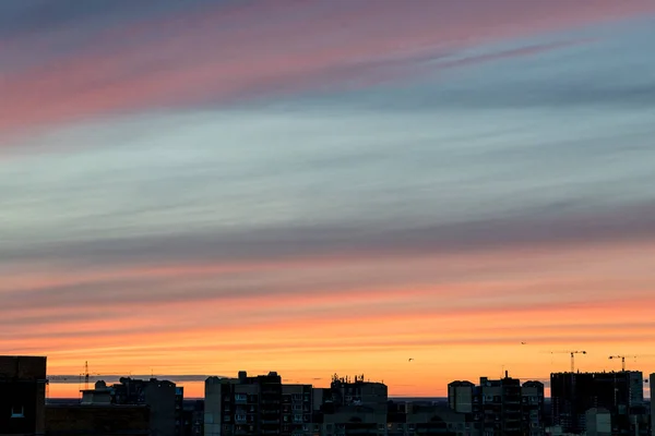 Szeroko strzał z miasta i zachód słońca które świecą w niebo Pokaż sztuki tworzenia jako farba natura niebo i chmury z ciepłego odcienia koloru natomiast z blue sky.sunset miasto krajobraz z kolorowymi sky.vanilla — Zdjęcie stockowe