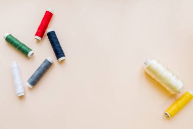 Hanks nakış üzerinde pastel background.multi için çok renkli iş parçacığı iş parçacığı iplikler nakış renkli. Düz lay renkli iplik dikiş, dikiş ve iğne işi kavramı için alır. Kopya alanı