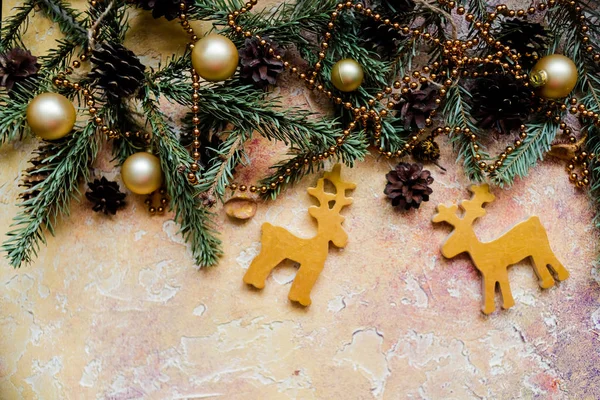 무료 크리스마스 패턴 공간 텍스트와 골드 크리스마스 사슴 및 크리스마스 종소리. 크리스마스 트리 장식입니다. 행복 한 새 해 배경입니다. 콘 및 전나무 가지 나무 사슴의 쌍. — 스톡 사진