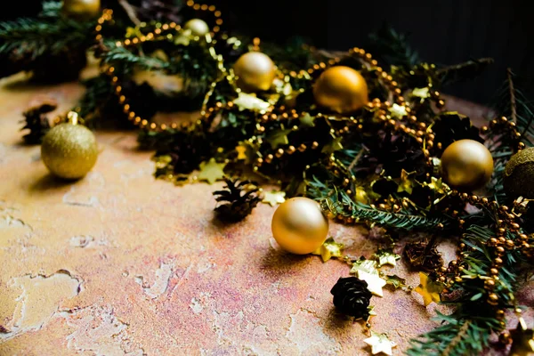 Nový rok nebo vánoční dekorace izolované na žlutém pozadí, bokeh efekt. Oslava, blahopřání, vánoční strom koncept. Selektivní fokus, kopie prostor. Vánoční skladbu u zlaté koule — Stock fotografie