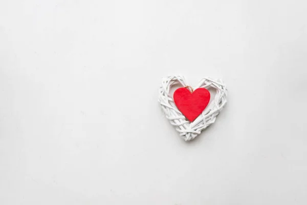 Wooden red heart on a white background. Concept of love and romance. Heart shape. Organ donation. The relationship between lovers. Minimalism. Greetings card. Copy space. selective focus.Creative — Stock Photo, Image