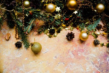 Noel köknar farklı dekorasyon, parlayan toplar ve çam kozalakları dalları. Kış tatili. Çam dalları, kozalaklı koniler, altın Noel süsler, kopya space.greeting kartı ile Noel sınır