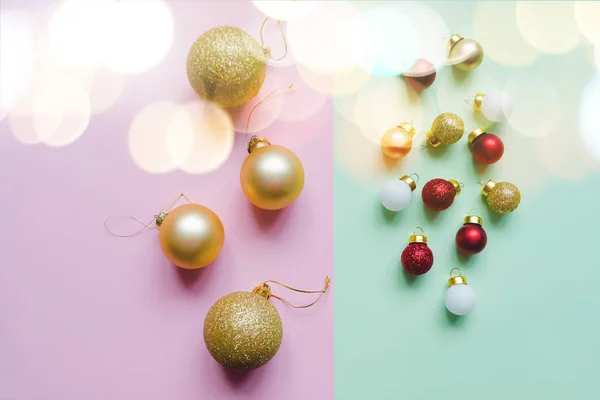 Addobbi natalizi. Albero di Natale, bella palla di Natale dorata su sfondo pastello. Sfondo con luci ed effetto bokeh. Natale 2019.Cartolina di Capodanno creativa . — Foto Stock