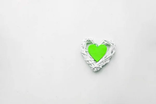 Groene Valentine harten op witte achtergrond. Valentines day concept Holiday.copy ruimte. Groene paece creatief concept. Symbool van de liefde, zorg over de aarde en de natuur. Groene energie. — Stockfoto