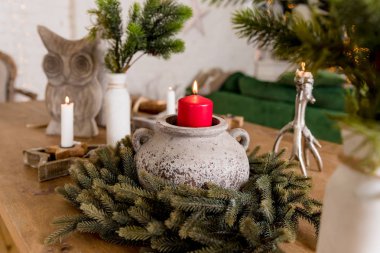 Noel zamanı, çilek ve yeşil branches.brightly candle.Composition Noel mumlar ile ahşap table.preparing parlayan parti için mumlar yanan. El yapımı ev dekorasyonu. El yapımı dekor