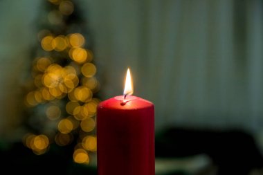 Kopya alanı ile tebrik kartı. Arka planda bir Noel ağacı ve aydınlık çelenk, mutlu yeni yıl şube Noel mumlar. Noel ağacı ve hediyeler Noel oturma odası. Kış